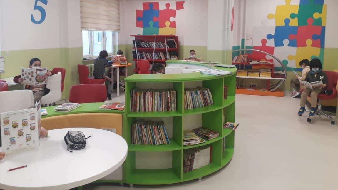 Okulumuz Kütüphanesinden Renkli Kareler